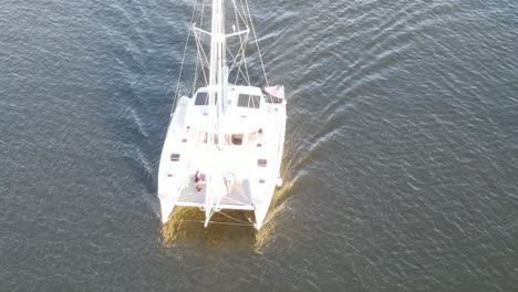 Catamaran-Sailing-At-Lake-Pontchartrain-In-New-Orleans,-Louisiana,-USA