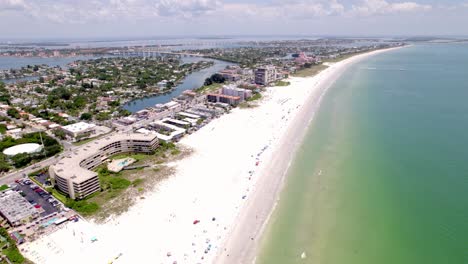 Drone-shot-of-Saint-Pete-Beach-Florida-in-the-summer-time