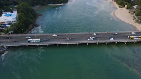 Vehicles-Crossing-On-Tallebudgera-Bridge-Over-Tallebudgera-Creek-In-Gold-Coast,-QLD,-Australia-At-Daytime