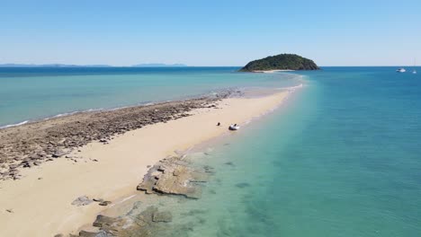 Luftbild-Langford-Island-Und-Blauer-Ozean-In-Der-Nähe-Von-Hayman-Island-An-Einem-Sonnigen-Sommertag---Whitsunday-Island-In-Qld,-Australien