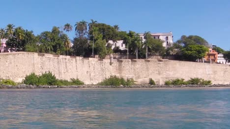 Historische-Mauern-Von-San-Juan,-Gesehen-Von-Einer-Bootsfahrt-In-Puerto-Rico