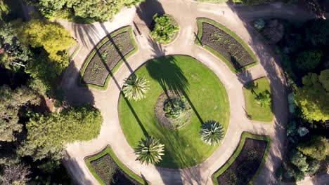 Aerial---rotating-drone-shot-of-beautiful-public-garden,-Melbourne