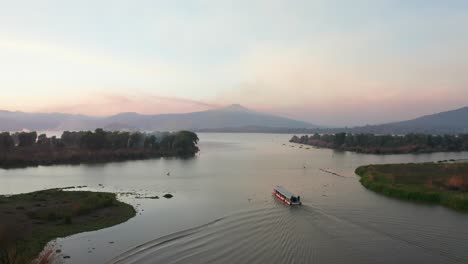 Drone:-Bote-Navegando-En-El-Lago-De-Patzcuaro-A-Janitzio-En-Michoacan