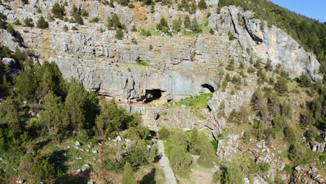 Vista-Aérea-De-La-Montaña-Rocosa-Con-Cuevas-Por-Todas-Partes