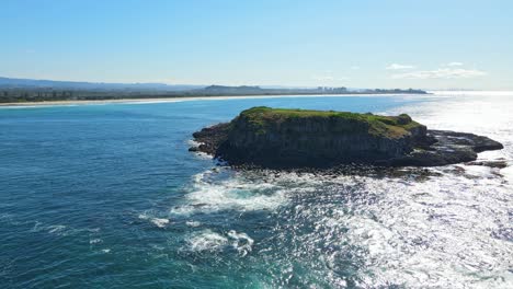 Cook-Island-In-New-South-Wales,-Australia---Sparkling-Water-Of-Blue-Sea-On-A-Sunny-Summer-Day