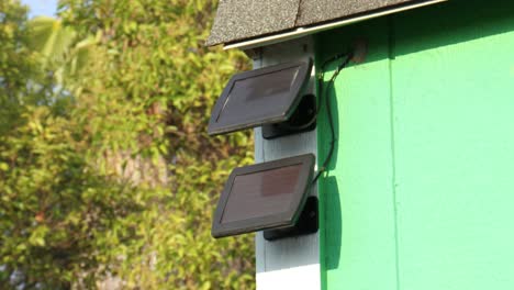 Saubere-Mini-Solarmodule,-Die-An-Der-Ecke-Des-Hauses-Montiert-Sind
