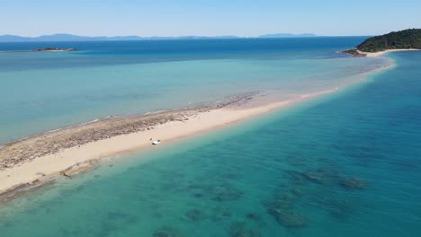 Langford-Island-Long-Spit-With-Crystal-Clear-Blue-Sea-At-Daytime-In-Summer---Popular-Tourist-Spot-At-Whitsunday-In-QLD,-Australia