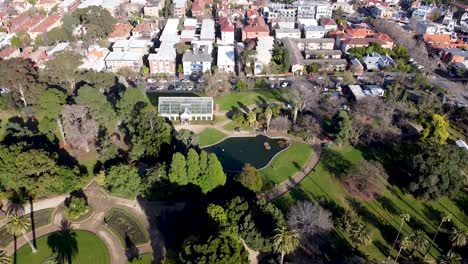 Aerial---drone-shot-of-botanical-gardens-near-the-beach,-Melbourne