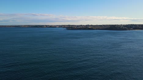 Panoramablick-Auf-Das-Blaue-Wasser-Des-Pazifischen-Ozeans-Und-Die-östlichen-Vororte-Am-Strand-In-NSW,-Australien