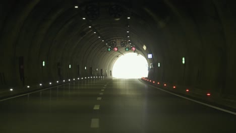 Túnel-Iluminado-Con-Luces-De-Seguridad