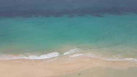 Luftdrohnenaufnahme-Eines-Wunderschönen-Strandes-Mit-Klarem-Wasser-In-Fuerteventura-Auf-Den-Kanarischen-Inseln