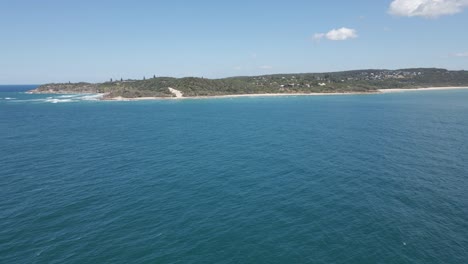Ruhiges-Blaues-Meer-Mit-Point-Lookout-Landspitze-In-Der-Ferne---Deadmans-Headland-Reserve-Und-Strand-In-North-Stradbroke-Island,-Qld,-Australien