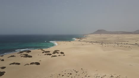 Luftdrohnenaufnahme-Der-Wüstendünen-Und-Des-Strandes-In-Fuerteventura-Auf-Den-Kanarischen-Inseln