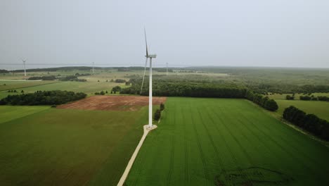 Drohnenaufnahmen-Einer-Großen-Windkraftanlage