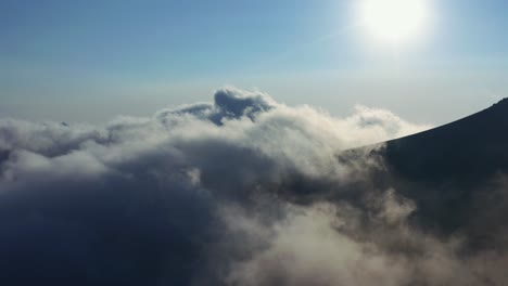 Die-Kamera-Erhebt-Sich-Oben-Aus-Dem-Dichten-Nebel-über-Dem-Wunderschönen-Wolkenmeer-Bei-Sonnenaufgang