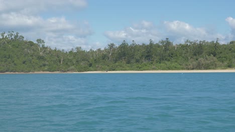 White-sand-shoreline-of-Hamilton-Island-in-Queensland,-Australia--Wide