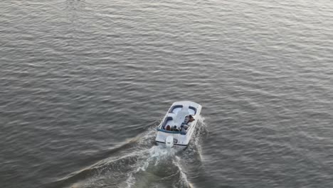 Turistas-Que-Viajan-Tranquilamente-En-Lancha-Rápida-En-Aguas-Tranquilas---Toma-Aérea