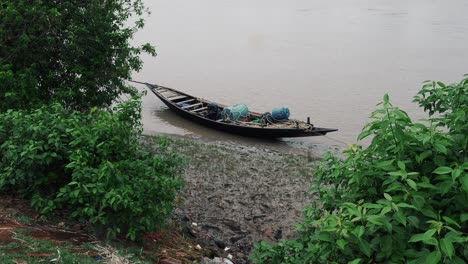 Old-rustic-wooden-fishing-boats-in-the-Ghats-of-West-Bengal,-India