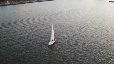 Weißes-Segelboot,-Das-Ruhiges-Ozeanwasser-Kreuzt---Luftaufnahme