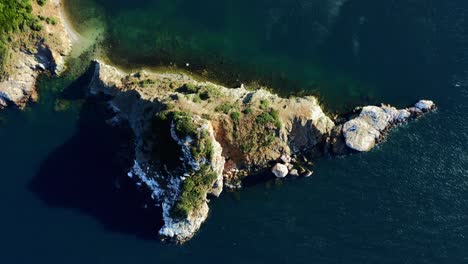 Luftaufnahme-Der-Kleinen-Felsigen-Insel-Und-Des-Landes-Im-Hintergrund-An-Sonnigen-Tagen