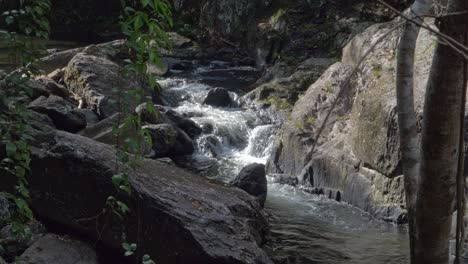 Agua-Que-Fluye-En-Un-Arroyo-De-Montaña-Rocosa-Con-Rocas---Río-En-El-Bosque