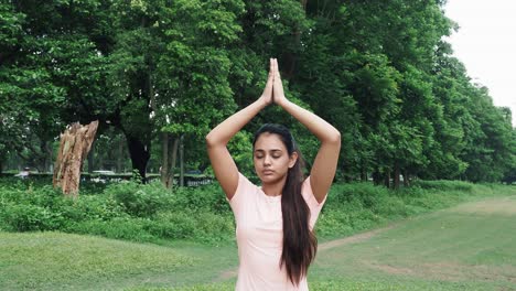 Kolkata,-Indien:-Vorderansicht-Junge-Dame,-Die-Yoga-In-Baumhaltung-Durchführt