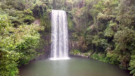 Versteckter-Wasserfall-Und-Lagune-Im-Tropischen-Paradies