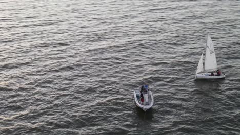 Gente-En-Embarcaciones-Navegando-En-El-Lago-Pontchartrain-Durante-La-Puesta-De-Sol-En-Nueva-Orleans,-Estados-Unidos