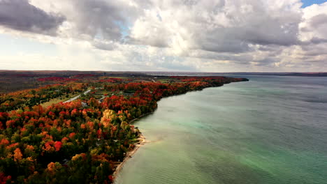 Grand-Traverse-Bay,-Lago-Michigan-En-Otoño