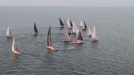 Vista-Panorámica-De-La-Competición-De-Vela-Durante-La-Regata-Deportiva