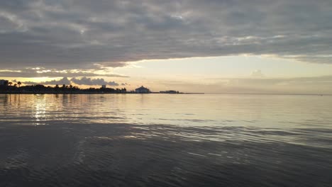 Malerischer-Sonnenuntergang-Mit-Reflexion-über-Den-Ruhigen-Ozean-In-Der-Nähe-Von-New-Orleans,-Louisiana-Usa