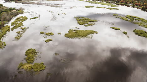 Fahreraufnahmen-Von-Wolkenreflexionen-Auf-Der-Flussoberfläche