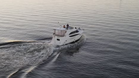 Luxus-Motorboot,-Das-über-Den-Idyllischen-Ozean-Segelt,-Mit-Touristen,-Die-Den-Sommerurlaub-Genießen