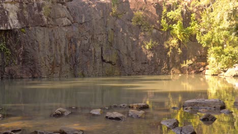 Ruhiges-Natürliches-Wasserloch-Mit-Moosbewachsenen-Schroffen-Klippen-In-Cedar-Creek-Falls-In-Qld-Australien
