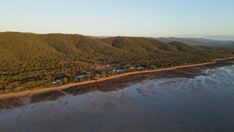 Clairview-Beach-Holiday-Park-Entre-El-Bosque-Montañoso-Y-La-Franja-Costera-En-La-Región-De-Isaac,-Queensland,-Australia