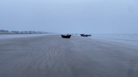 Barcos-Turísticos-Digha-En-La-Orilla-Del-Mar-De-La-Isla-Tropical-Cerca-De-Sunder-ban,-Bengala-Occidental
