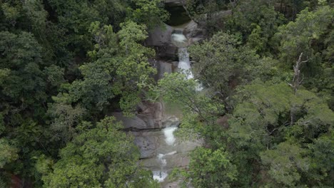 Cascada-De-Josephine-Falls-En-El-Parque-Nacional-Wooroonooran-En-La-Región-De-Cairns-En-El-Extremo-Norte-De-Queensland,-Australia---Toma-Aérea-De-Drones