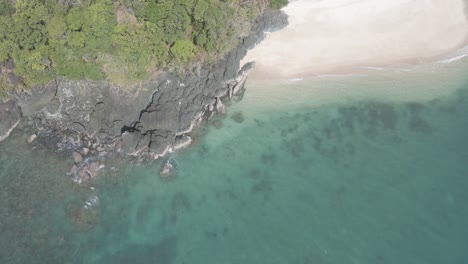 White-Sand-And-Rugged-Cliff-At-The-Seashore-Of-Snapper-Island-In-Kimberley,-QLD,-Australia