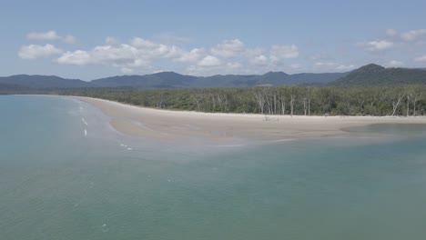 Weißer-Sand-Und-üppig-Grüne-Wälder-Am-Ufer-Des-Thornton-Beach-In-Cape-Tribulation-In-Qld,-Australien