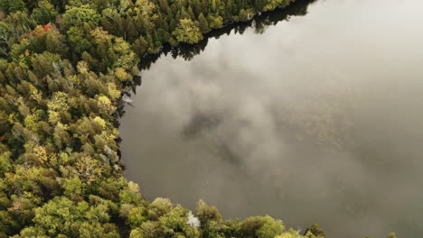 Imágenes-De-Drones-De-Nubes-Reflejadas-En-El-Lago