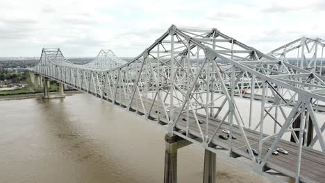 Crescent-City-Connection,-Cars-Driving-At-Twin-Steel-Truss-Cantilever-Bridges-Over-Muddy-Water-Of-Mississippi-River-In-Louisiana,-USA