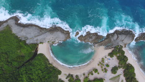 Drohnenaufnahme-Von-Mar-Chiquita-Beach-In-Puerto-Rico-4k-Wellen-Brechen-Zusammen