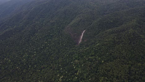 Malerischer-Wasserfall,-Der-Durch-Bewachsene-Berge-Im-Wooroonooran-nationalpark-Kaskadiert