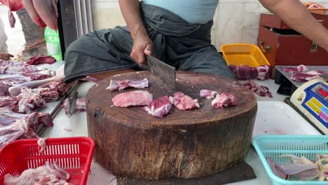 Ein-Lokaler-Metzger-In-Indien-Schneidet-Ziegenfleisch-In-Kleine-Stücke,-Um-Es-Zu-Verkaufen