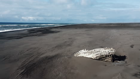 Viejo-Naufragio-En-Islandia,-Imágenes-De-Drones