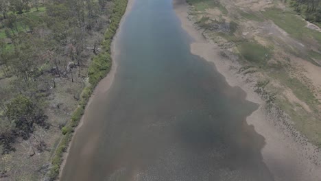 Seichtes-Wasser-Des-Boyne-River-Zusammen-Mit-Dem-Grünen-Waldland-In-Der-Nähe-Von-Benaraby-Im-Hohen-Norden-Von-Queensland,-Australien