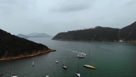 Luftkran-Nach-Unten-Geparkte-Segelboote-In-Der-Bucht,-Ocean-Park-Im-Hintergrund,-Hongkong