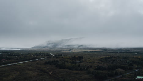 Niebla-Rodando-Hacia-Un-Valle-En-Islandia