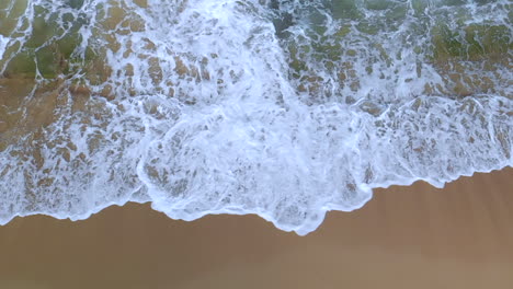 Wellen,-Die-In-Zeitlupe-1080p-Auf-Einen-Strand-Krachen