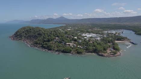 Faszinierende-Landschaft-Der-Stadt-Port-Douglas-In-Der-Nähe-Von-Morey-Reef-In-Queensland,-Australien